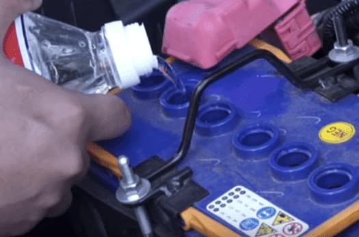 Nggak Perlu Ke Bengkel, Begini Cara Mengisi Air Aki Mobil Sendiri... - AKIMO